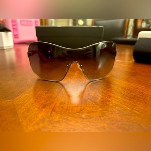 DOLCE & GABBANA Sunglasses Vintage Circa early 2000’s.Red plaid arms♥️beautiful!